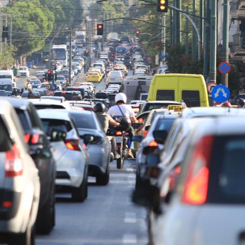 Αυτοκίνητα σε στοίχους λόγω κίνησης σε κεντρικό δρόμο της Αθήνας