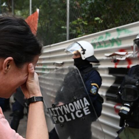 Εξάρχεια: Ξεκίνησε η κοπή δέντρων για τα έργα του μετρό - Διαμαρτύρονται έντονα οι κάτοικοι - Κριτική ασκούν Χάρης Δούκας και ΣΥΡΙΖΑ.