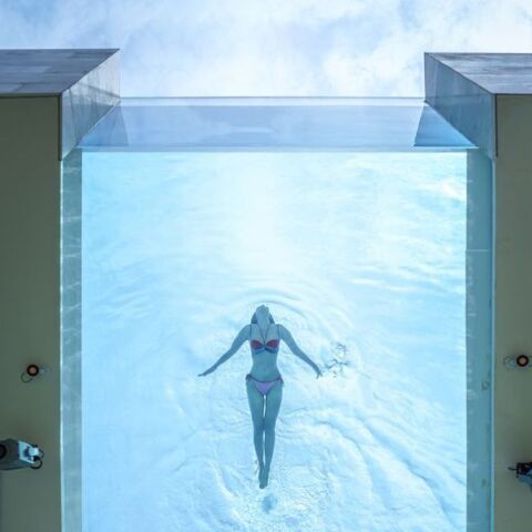 Ταϊλάνδη: Διαφανής πισίνα αιωρείται πάνω από ξενοδοχείο - Σχεδιάστηκε από το στούντιο Urban Praxis - Προσφέρει πανοραμική θέα στα βουνά.