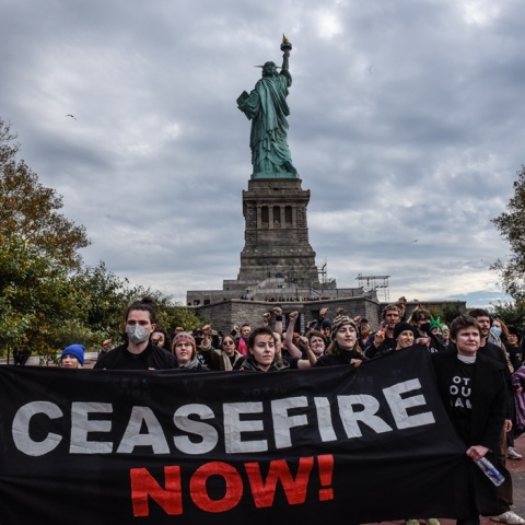 Εβραίοι με πανό ζητούν κατάπαυση πυρός μπροστά από το Άγαλμα της Ελευθερίας