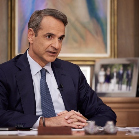 Ο πρωθυπουργός Κυριάκος Μητσοτάκης στο γραφείο του στο Μέγαρο Μαξίμου