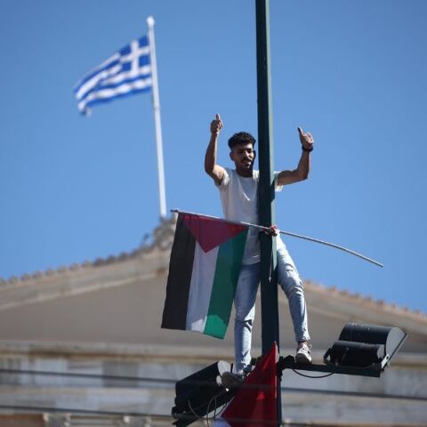 ΕΛ.ΑΣ.: Δικογραφία για 22χρονο Παλαιστίνιο που ανέβασε σημαία της χώρας του στο Σύνταγμα - Εμφανίζεται σε βίντεο που αναπαράγεται στα μέσα κοινωνικής δικτύωσης.