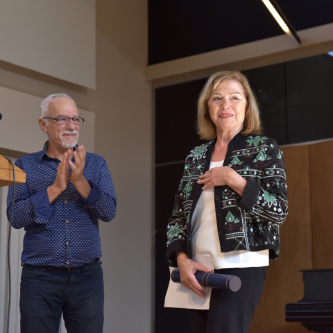 Η Ρένη Πιττακή παραλαμβάνει το Μεγάλο Βραβείο Θεάτρου στα πρώτα Βραβεία της Ελληνικής Ένωσης Κριτικών Θεάτρου και Παραστατικών Τεχνών