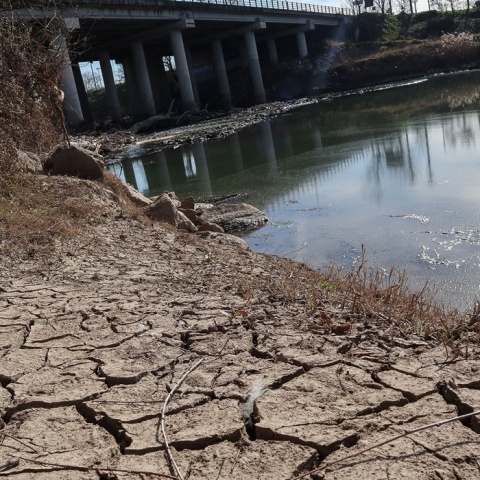 Σημείο με ξηρασία δίπλα σε ποταμό