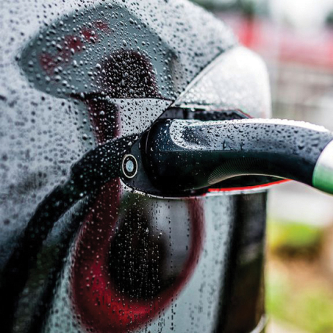 Είναι ασφαλές να φορτίζουμε το ηλεκτροκίνητο αυτοκίνητο όταν βρέχει;