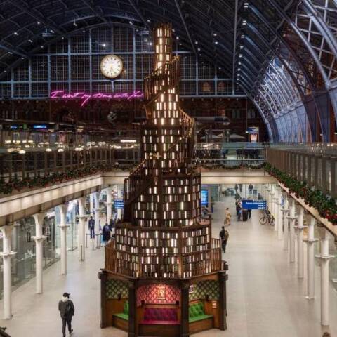 Το χριστουγεννιάτικο δέντρο του σταθμού St. Pancras στο Λονδίνο