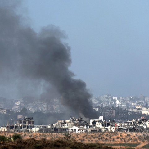 Καπνοί πάνω από τη Λωρίδα της Γάζας μετά το χτύπημα