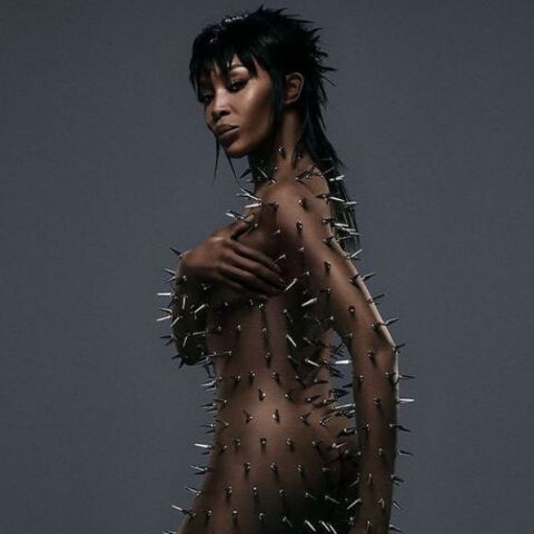 Ναόμι Κάμπελ: Η καμπάνια για τον Alexander Wang - Νέα μεταμόρφωση για το διάσημο μοντέλο - Ποζάρει γυμνή και καλυμμένη με καρφιά.