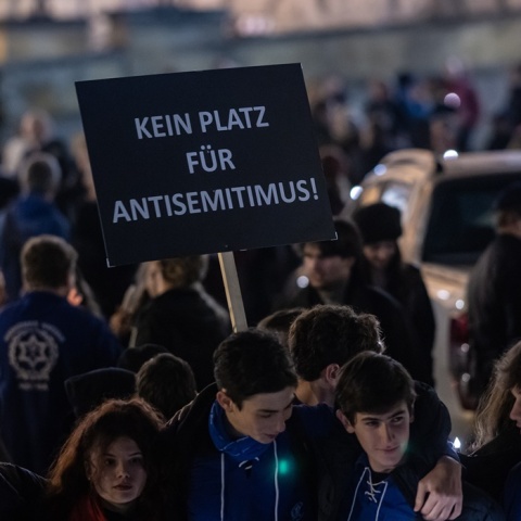 Διαδηλωτές με πανό κατά του αντισημιτισμού στη Γερμανία σε επέτειο από τη «Νύχτα των Κρυστάλλων»