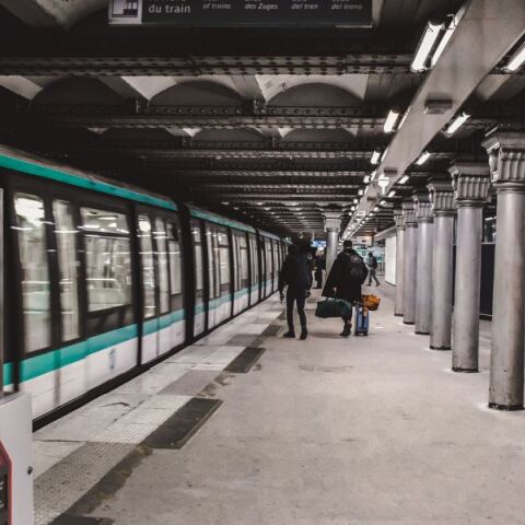  Ένας έφηβος συνελήφθη επειδή κλότσησε στην πλάτη έναν ραβίνο μέσα στο μετρό του Παρισιού