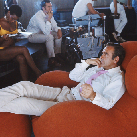 Ο Σον Κόνερι στα γυρίσματα της ταινίας «James Bond - Diamonds Are Forever» το 1971 καθισμένος σε μια πολυθρόνα UP-5 Donna © Anwar Hussein/Getty Images