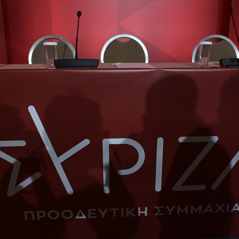 Το λογότυπο του ΣΥΡΙΖΑ και σκιές