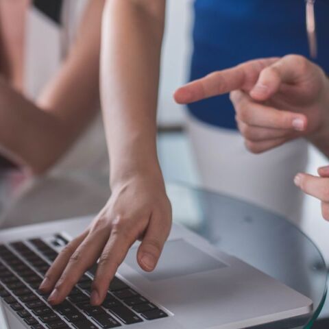 Youth Pass: Άνοιξε η πλατφόρμα - 14.252 αιτήσεις τις πρώτες ώρες λειτουργίας της - Ποιοι νέοι είναι δικαιούχοι 