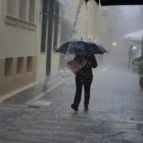 Ισχυρές βροχές και καταιγίδες θα εκδηλωθούν την Πέμπτη - Πού θα εκδηλωθούν έντονες χαλαζοπτώσεις 