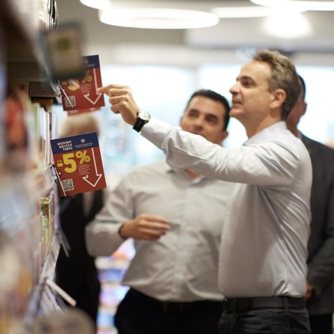 Ο Κυριάκος Μητσοτάκης σε σούπερ μάρκετ για το πρόγραμμα «Μόνιμη Μείωση Τιμής»