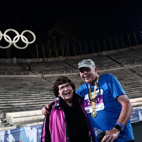 Ο συγκινητικός τερματισμός 80χρονου δρομέα στον Μαραθώνιο της Αθήνας - Δείτε βίντεο