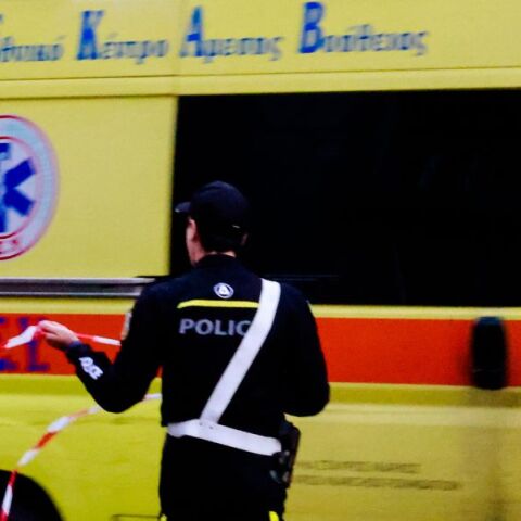 Θήβα: Στον εισαγγελέα ο αστυνομικός για τον θανάσιμο τραυματισμό 17χρονου Ρομά - Τι υποστήριξε κατά την απολογία του - Συγγενείς του θύματος στα δικαστήρια.