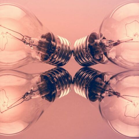 Τιμολόγια ρεύματος: Οι διαφορές και τα οφέλη στα μπλε, πράσινα, κίτρινα και πορτοκαλί 