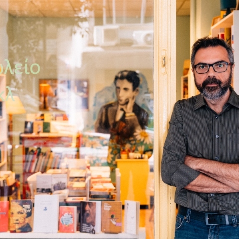 Μονόκλ: Ο ιδιοκτήτης του βιβλιοπωλείου, εκδοτικού οίκου και ηλεκτρονικού περιοδικού, Αντώνης Τσόκος, μιλάει στην Athens Voice.