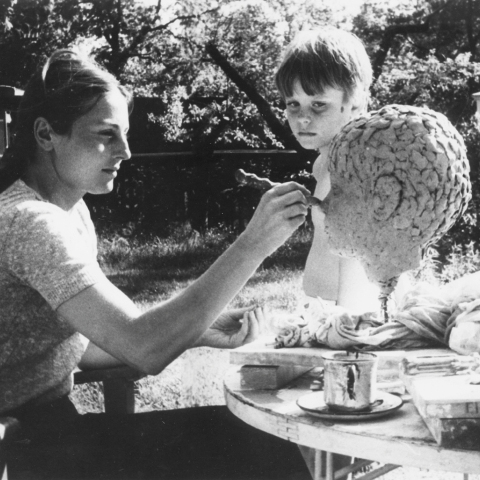 H Αθηνά Πολιτοπούλου-Kargsten δημιουργεί τις προτομές των γιων της Γκέοργκ και Ανδρέα στη Στοκχόλμη το καλοκαίρι του 1968