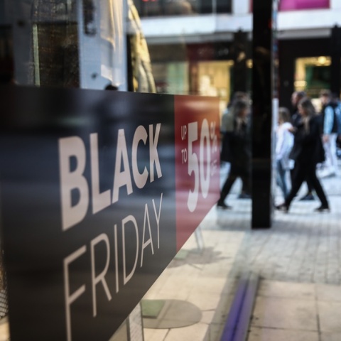 Ταμπέλα για τη Black Friday σε βιτρίνα καταστήματος σε κεντρικό δρόμο