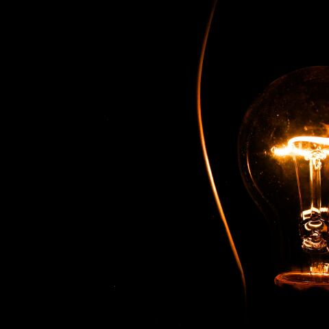 Λάμπα με λυχνίες αναμμένη