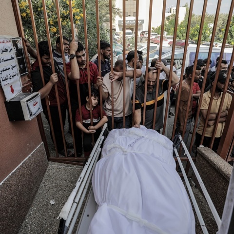 Πτώμα τυλιγμένο σε σεντόνι κοντά στα κάγκελα νοσοκομείου 