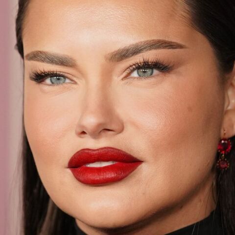 Αντριάνα Λίμα: Απαντά στις υπόνοιες για λίφτινγκ και τα σχόλια των social media ότι το πρόσωπό της ήταν πρησμένο και τα μάτια της τραβηγμένα.