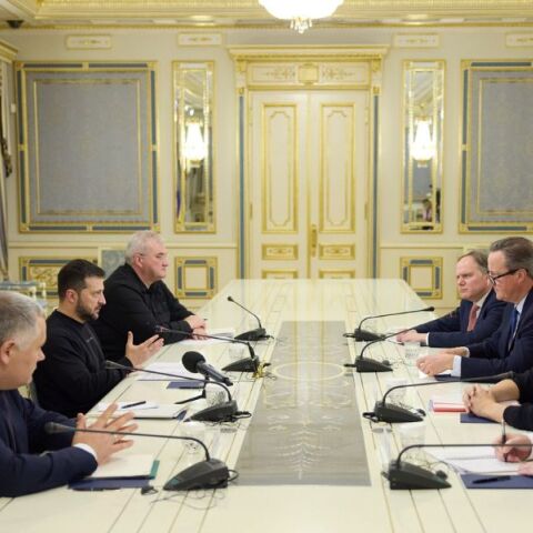 Βρετανία - Ουκρανία: Ο Ντέιβιντ Κάμερον συνάντησε τον πρόεδρο Ζελένσκι στο Κίεβο, στο πρώτο ταξίδι του στο εξωτερικό ως υπουργού Εξωτερικών.