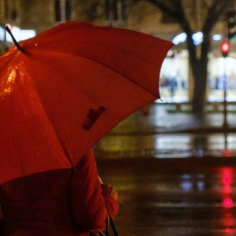 Έρχονται βροχές και πτώση της θερμοκρασίας την Πέμπτη - Πού θα χρειαστείτε ομπρέλα