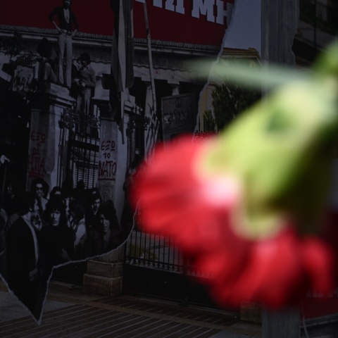 Κόκκινο γαρύφαλλο για τα 50 χρόνια του Πολυτεχνείου 2023