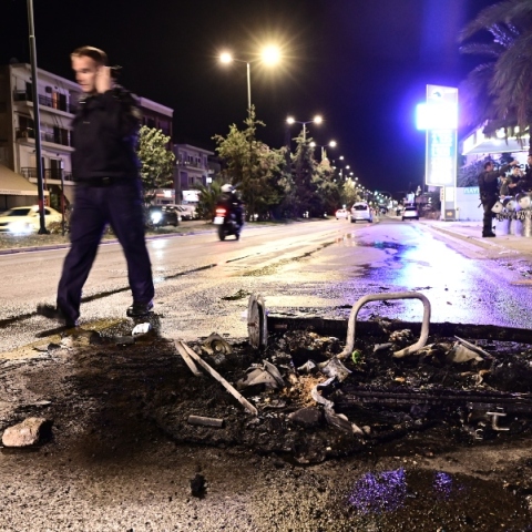 Επιβάλλεται η νομιμότητα με παρακάλια; Η κυβέρνηση εξακολουθεί να προσπαθεί