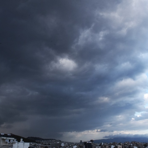 Μαύρα σύννεφα πάνω από την Αττική