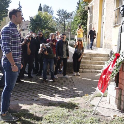 Πολυτεχνείο: Ο Στέφανος Κασσελάκης κατέθεσε στεφάνι στο μνημείο ΕΑΤ-ΕΣΑ - Ο αρχηγός του ΣΥΡΙΖΑ τίμησε την επέτειο των 50 χρόνων από την εξέγερση.