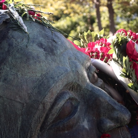 Λίγα λουλούδια στο μνημείο του Πολυτεχνείου για την 50ή επέτειο της εξέγερσης