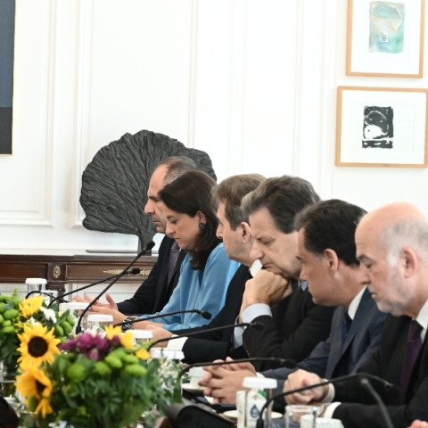 Η μητέρα των μαχών για την κυβέρνηση