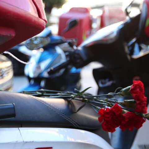 Θεσσαλονίκη: Μοτοπορεία πραγματοποιήσαν οι διανομείς φαγητού στη μνήμη συναδέλφου τους που σκοτώθηκε το περασμένο Σάββατο.