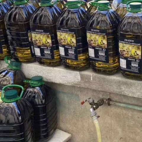 Κολωνός: Σύλληψη για παράνομη πώληση ελαιόλαδου - Κατασχέθηκαν 150 κιλά από την αστυνομία - Πιάστηκε επ’ αυτοφώρω ο 54χρονος.