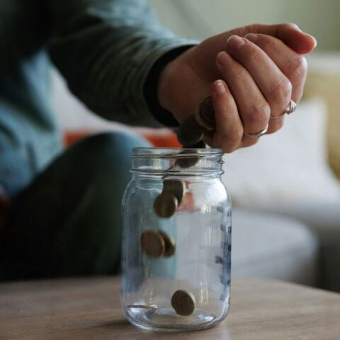 Eurostat: Το 81,6% των Ελλήνων με χαμηλό μορφωτικό επίπεδο θεωρούνται φτωχοί