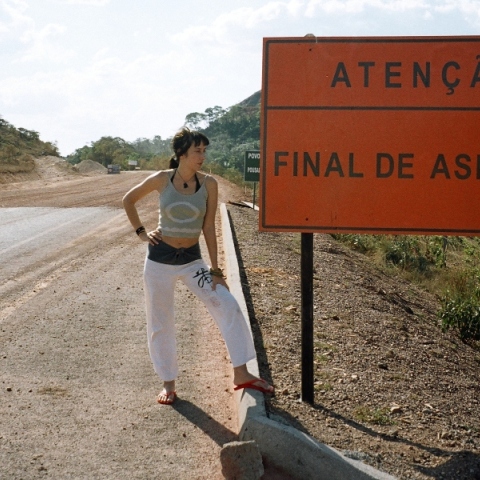 Η Κρίστη Στασινοπούλου μιλάει για το βιβλίο «Ημερολόγια On the Road», τις ταξιδιωτικές εμπειρίες 25 ετών παίζοντας με τον Στάθη Καλυβιώτη και την μπάντα τους.