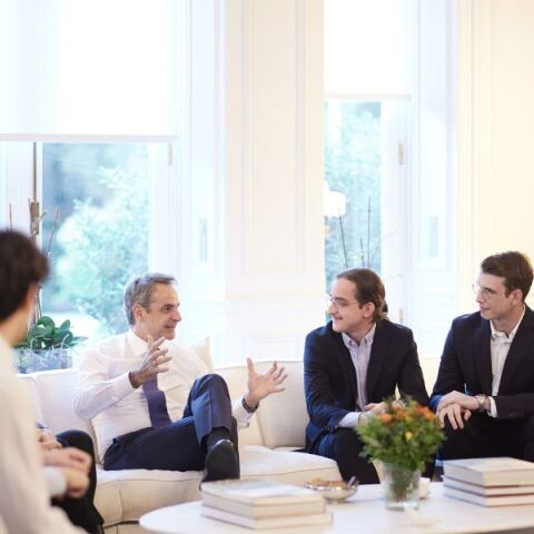 Συνάντηση Μητσοτάκη με την ελληνική ομάδα που κέρδισε χρυσό μετάλλιο στον διεθνή διαγωνισμό iGEM 2023