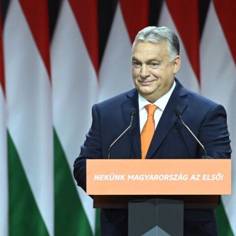 Ουγγαρία: Ο πρωθυπουργός Όρμπαν ανάρτησε στους δρόμους αφίσες που δυσφημούν την πρόεδρο της Ευρωπαϊκής Επιτροπής φον ντερ Λάιεν ενόψει των ευρωεκλογών.