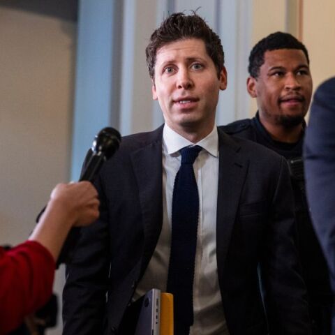 Τεχνητή νοημοσύνη: Ο σταρ της Σίλικον Βάλεϊ Σαμ Άλτμαν πηγαίνει στη Microsoft μετά την απόλυσή του από την OpenAI - Ποιο ρόλο αναλαμβάνει.