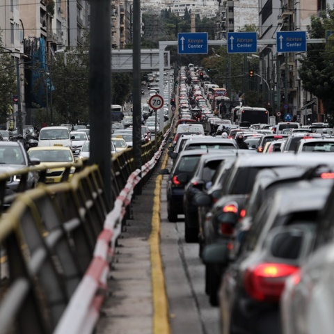 Αυτοκίνητα «κολλημένα» στην κίνηση στο κέντρο της Αθήνας