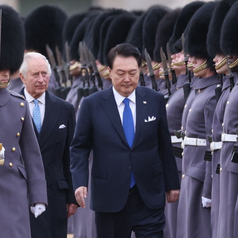 Ο Βασιλιάς Κάρολος φόρεσε γραβάτα με την ελληνική σημαία για να υποδεχθεί τον πρόεδρο της Νότιας Κορέας