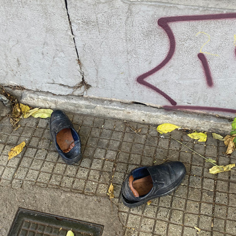 Σε βλέπω ξυπόλητο