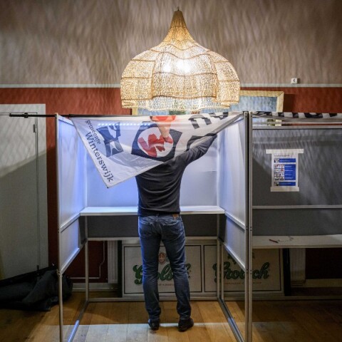 Στις κάλπες η Ολλανδία για τις βουλευτικές εκλογές - Μάχη στήθος με στήθος για τρεις υποψήφιους 