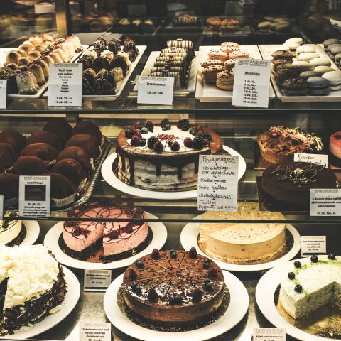 Διέρρηξε ζαχαροπλαστείο και φεύγοντας πήρε και μία πιατέλα πάστα φλώρα