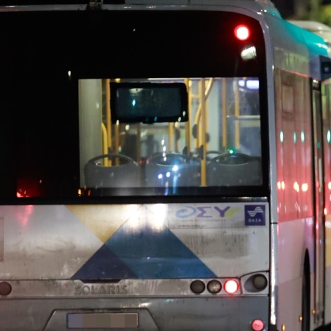 Λεωφορείο σε νυχτερινό δρομολόγιο