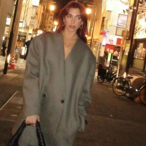 Η Dua Lipa ποζάρει με «no pants» στυλ στο Τόκιο